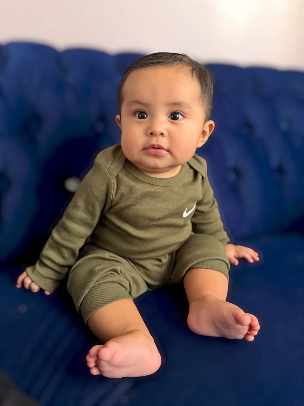 Damián sentado en un sillón azul