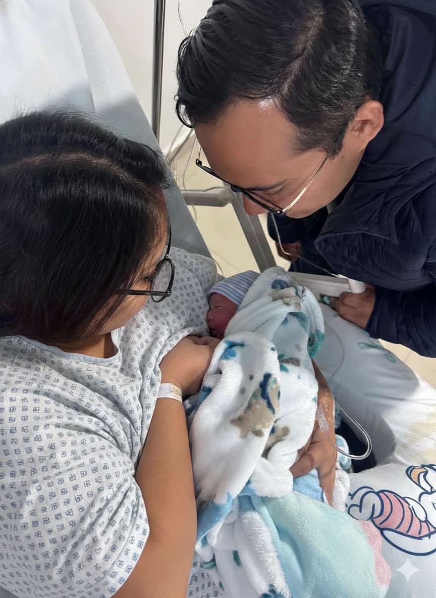 Ángel Damián recién nacido, acompañado por sus papás